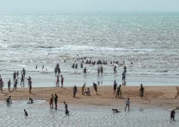 العيون.. حملة “بحر بلا بلاستيك” تحط الرحال بشاطئ فم الواد