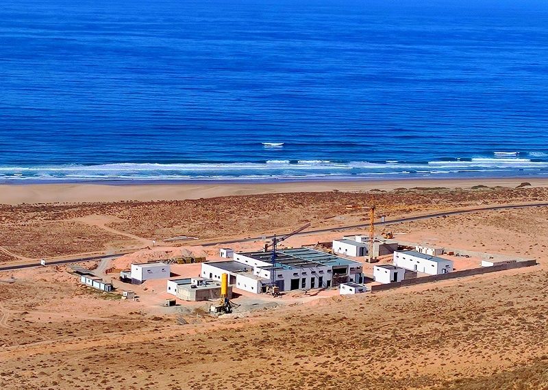 شرع المكتب الوطني للكهرباء والماء الصالح الشرب، الذي يديره طارق حمان، في استغلال محطة جديدة لتحلية مياه البحر من أجل تقوية وتأمين تزويد مدينة سيدي إفني والمناطق المجاورة التابعة لإقليمي سيدي إفني وتزنيت (أكلو، مير اللفت، أربعاء الساحل)، وكذا بعض المناطق القروية التابعة لهذين الإقليمين، بالماء الشروب.