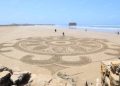 على بعد أمتار قليلة من دار البحر (Casa Del Mar)، وأمواج المحيط الأطلسي المتلاطمة على شاطئ طرفاية، يبدع الفنان علي سالم يارا مستعملا حبات الرمل لتشكيل روائع فنية تزين هذا الشاطئ الذهبي بهذا الموقع الساحلي.