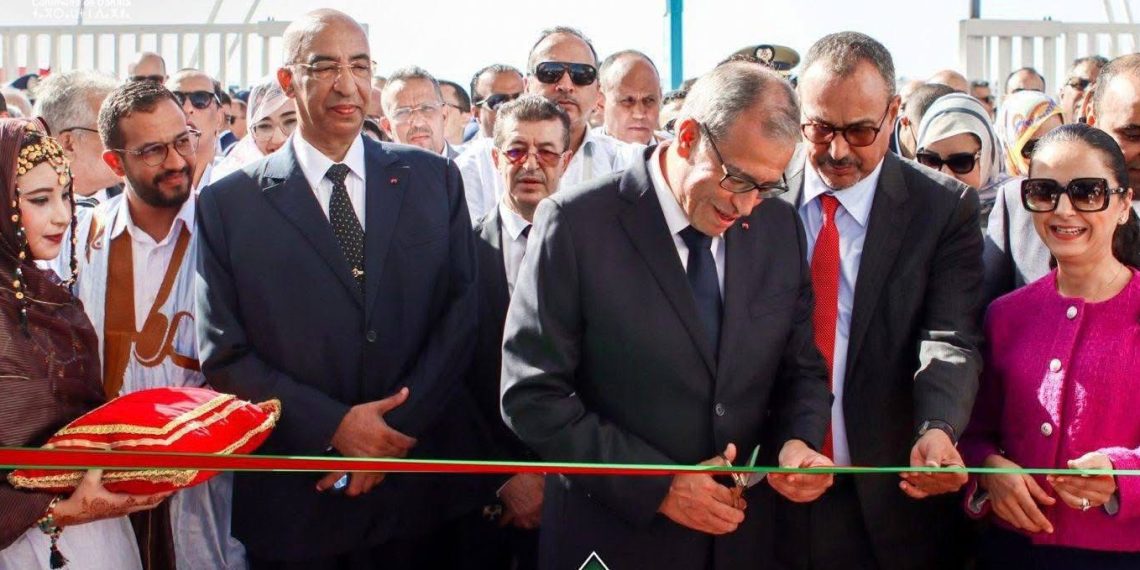 افتتحت مدينة المهن والكفاءات الداخلة–وادي الذهب أبوابها، اليوم الخميس، أمام الشباب المتدربين بالجهة، تزامنا مع الاحتفال بالذكرى الخمسين للمسيرة الخضراء، وذلك في تجسيد واضح لالتزام مكتب التكوين المهني وإنعاش الشغل المتواصل بتطوير الكفاءات وتعزيز فرص التكوين والإدماج المهني في الأقاليم الجنوبية. وقد تم الانطلاق الرسمي لمدينة المهن والكفاءات الداخلة–وادي الذهب بحضور والي جهة الداخلة–وادي الذهب، عامل إقليم وادي الذهب،علي خليل، والمديرة العامة لمكتب التكوين المهني وإنعاش الشغل، لبنى اطريشا، إلى جانب مجموعة من الفاعلين الجهويين وممثلي السلطات المحلية.