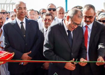 افتتحت مدينة المهن والكفاءات الداخلة–وادي الذهب أبوابها، اليوم الخميس، أمام الشباب المتدربين بالجهة، تزامنا مع الاحتفال بالذكرى الخمسين للمسيرة الخضراء، وذلك في تجسيد واضح لالتزام مكتب التكوين المهني وإنعاش الشغل المتواصل بتطوير الكفاءات وتعزيز فرص التكوين والإدماج المهني في الأقاليم الجنوبية. وقد تم الانطلاق الرسمي لمدينة المهن والكفاءات الداخلة–وادي الذهب بحضور والي جهة الداخلة–وادي الذهب، عامل إقليم وادي الذهب،علي خليل، والمديرة العامة لمكتب التكوين المهني وإنعاش الشغل، لبنى اطريشا، إلى جانب مجموعة من الفاعلين الجهويين وممثلي السلطات المحلية.