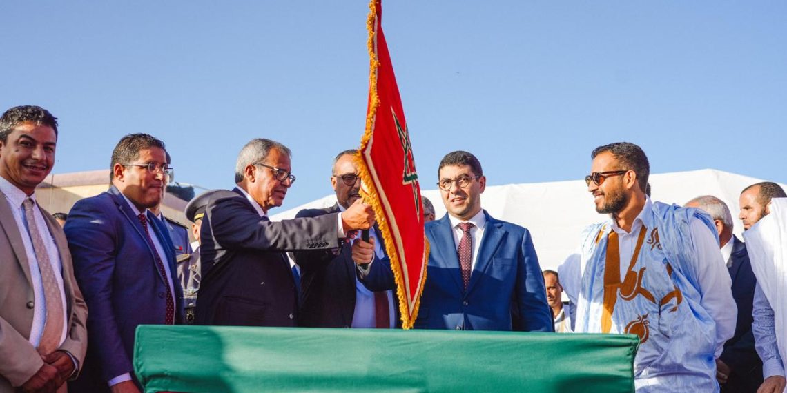 أعطى وزير الشباب والثقافة والتواصل، السيد محمد مهدي بنسعيد، يوم الخميس، انطلاقة أشغال بناء مخيم صيفي بمدينة الداخلة، في إطار المشاريع الموجهة للطفولة والشباب بمناسبة الذكرى الخمسين للمسيرة الخضراء. ويهدف هذا المخيم إلى توفير فضاء حديث يحتضن الأنشطة التربوية والثقافية والترفيهية للأطفال والشباب خلال العطل المدرسية، ويساهم في تنمية الإبداع والتكوين وتعزيز القيم الوطنية وروح المبادرة. ويمثل هذا المشروع لبنة جديدة في مسار البرنامج الشامل الذي أطلقته الوزارة للنهوض بالبنيات التحتية الموجهة للشباب في الأقاليم الجنوبية، ليشكل رافعة لتحسين جودة الخدمات المقدمة للأطفال والشباب، وتعزيز دور الداخلة كقطب ثقافي وتنموي صاعد.