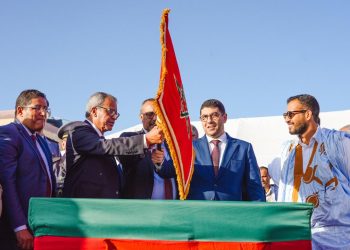 أعطى وزير الشباب والثقافة والتواصل، السيد محمد مهدي بنسعيد، يوم الخميس، انطلاقة أشغال بناء مخيم صيفي بمدينة الداخلة، في إطار المشاريع الموجهة للطفولة والشباب بمناسبة الذكرى الخمسين للمسيرة الخضراء. ويهدف هذا المخيم إلى توفير فضاء حديث يحتضن الأنشطة التربوية والثقافية والترفيهية للأطفال والشباب خلال العطل المدرسية، ويساهم في تنمية الإبداع والتكوين وتعزيز القيم الوطنية وروح المبادرة. ويمثل هذا المشروع لبنة جديدة في مسار البرنامج الشامل الذي أطلقته الوزارة للنهوض بالبنيات التحتية الموجهة للشباب في الأقاليم الجنوبية، ليشكل رافعة لتحسين جودة الخدمات المقدمة للأطفال والشباب، وتعزيز دور الداخلة كقطب ثقافي وتنموي صاعد.