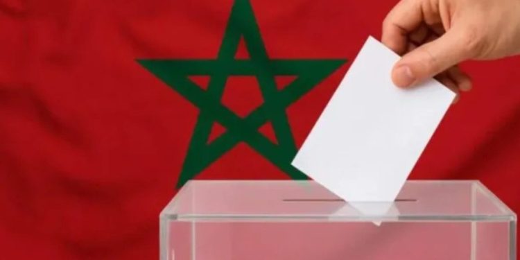 في أجواء يميزها التنظيم والسلاسة يتوافد الناخبون والناخبات، اليوم الأربعاء بمدينة العيون، بشكل مكثف على مكاتب التصويت للإدلاء بأصواتهم، برسم الانتخابات التشريعية لـ 23 شتنبر 2026.
